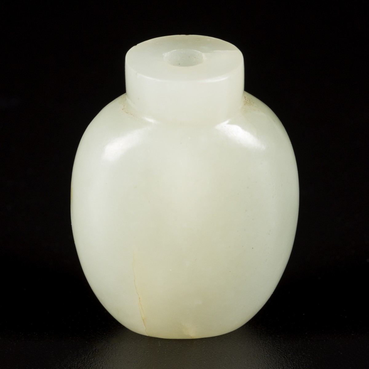 Een Hetian witte jade snuff bottle, bol model, China, 18e/19e eeuw.
