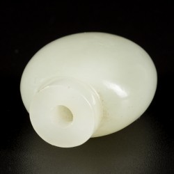 Een Hetian witte jade snuff bottle, bol model, China, 18e/19e eeuw.