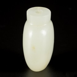 Een Hetian witte jade snuff bottle, bol model, China, 18e/19e eeuw.