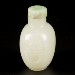 Een Hetian witte jade snuff bottle, bol model, 18e/19e eeuw.
