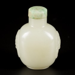 Een Hetian witte jade snuff bottle, bol model, 18e/19e eeuw.