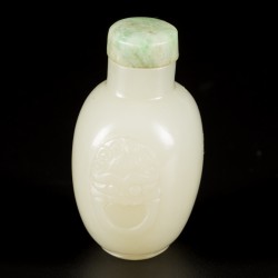 Een Hetian witte jade snuff bottle, bol model, 18e/19e eeuw.