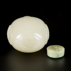 Een Hetian witte jade snuff bottle, bol model, 18e/19e eeuw.