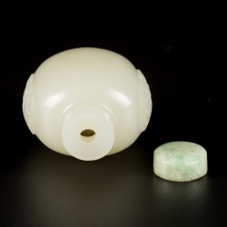 Een Hetian witte jade snuff bottle, bol model, 18e/19e eeuw.