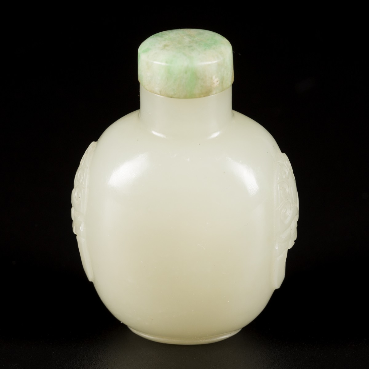 Een Hetian witte jade snuff bottle, bol model, 18e/19e eeuw.