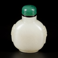 Een Hetian wit jade snuff bottle, bol model, China, 19e eeuw.