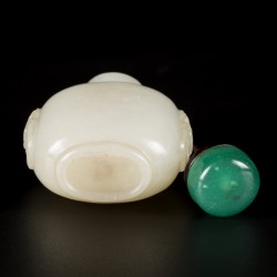 Een Hetian wit jade snuff bottle, bol model, China, 19e eeuw.