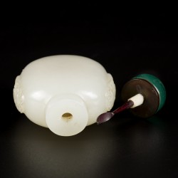 Een Hetian wit jade snuff bottle, bol model, China, 19e eeuw.