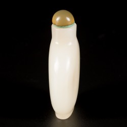Een Hetian wit jade snuff bottle, plat model, China, 18e/19e eeuw.