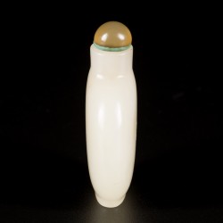 Een Hetian wit jade snuff bottle, plat model, China, 18e/19e eeuw.