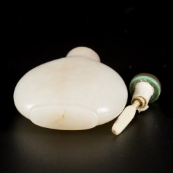 Een Hetian wit jade snuff bottle, plat model, China, 18e/19e eeuw.