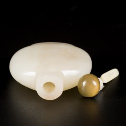 Een Hetian wit jade snuff bottle, plat model, China, 18e/19e eeuw.