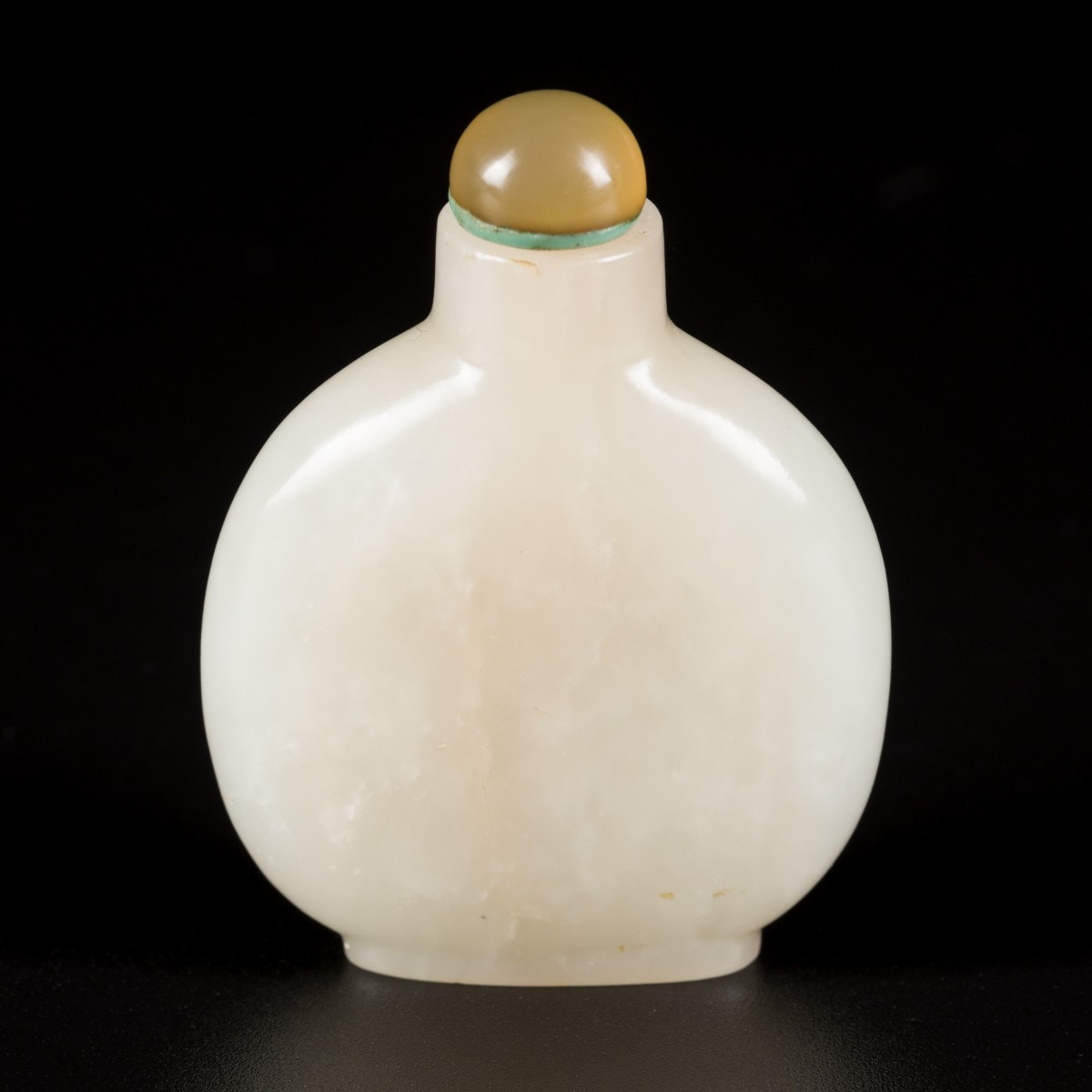 Een Hetian wit jade snuff bottle, plat model, China, 18e/19e eeuw.