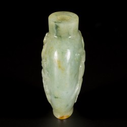 Een jadeiet snuff bottle met perzik en bloemendecor, China, 1e helft 20e eeuw.