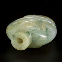 Een jadeiet snuff bottle met perzik en bloemendecor, China, 1e helft 20e eeuw.