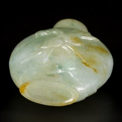 Een jadeiet snuff bottle met perzik en bloemendecor, China, 1e helft 20e eeuw.