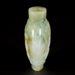 Een jadeiet snuff bottle met perzik en bloemendecor, China, 1e helft 20e eeuw.