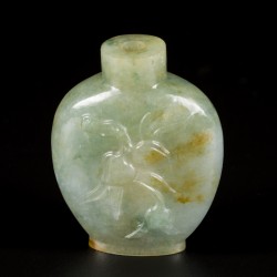Een jadeiet snuff bottle met perzik en bloemendecor, China, 1e helft 20e eeuw.