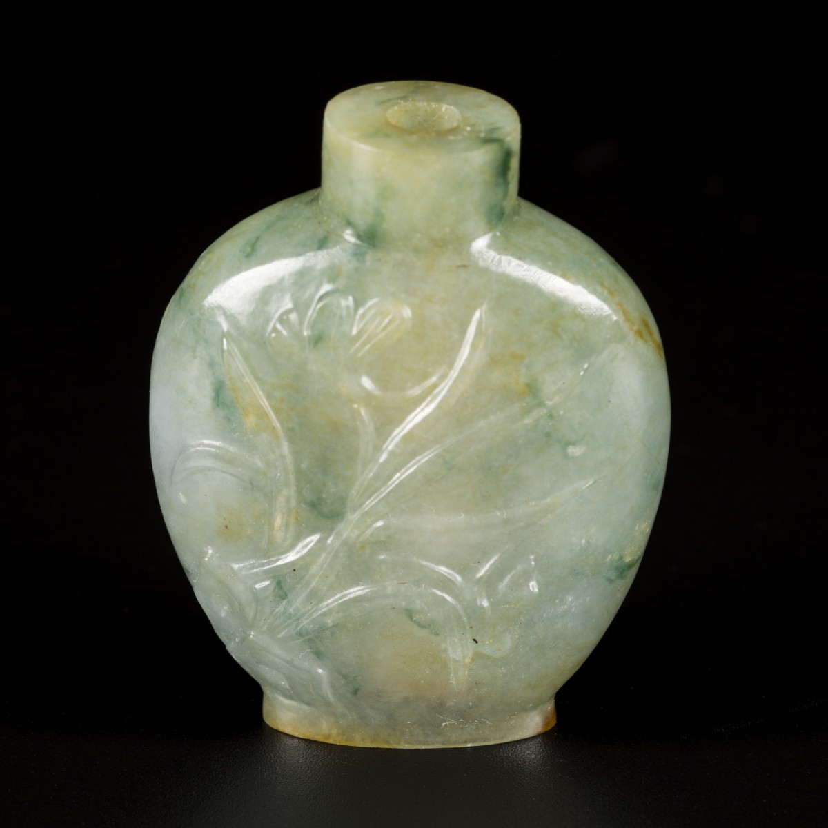 Een jadeiet snuff bottle met perzik en bloemendecor, China, 1e helft 20e eeuw.