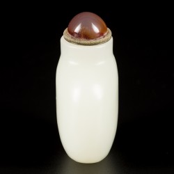 Een Hetian wit jade snuff bottle, bol model, China, 18e/19e eeuw.
