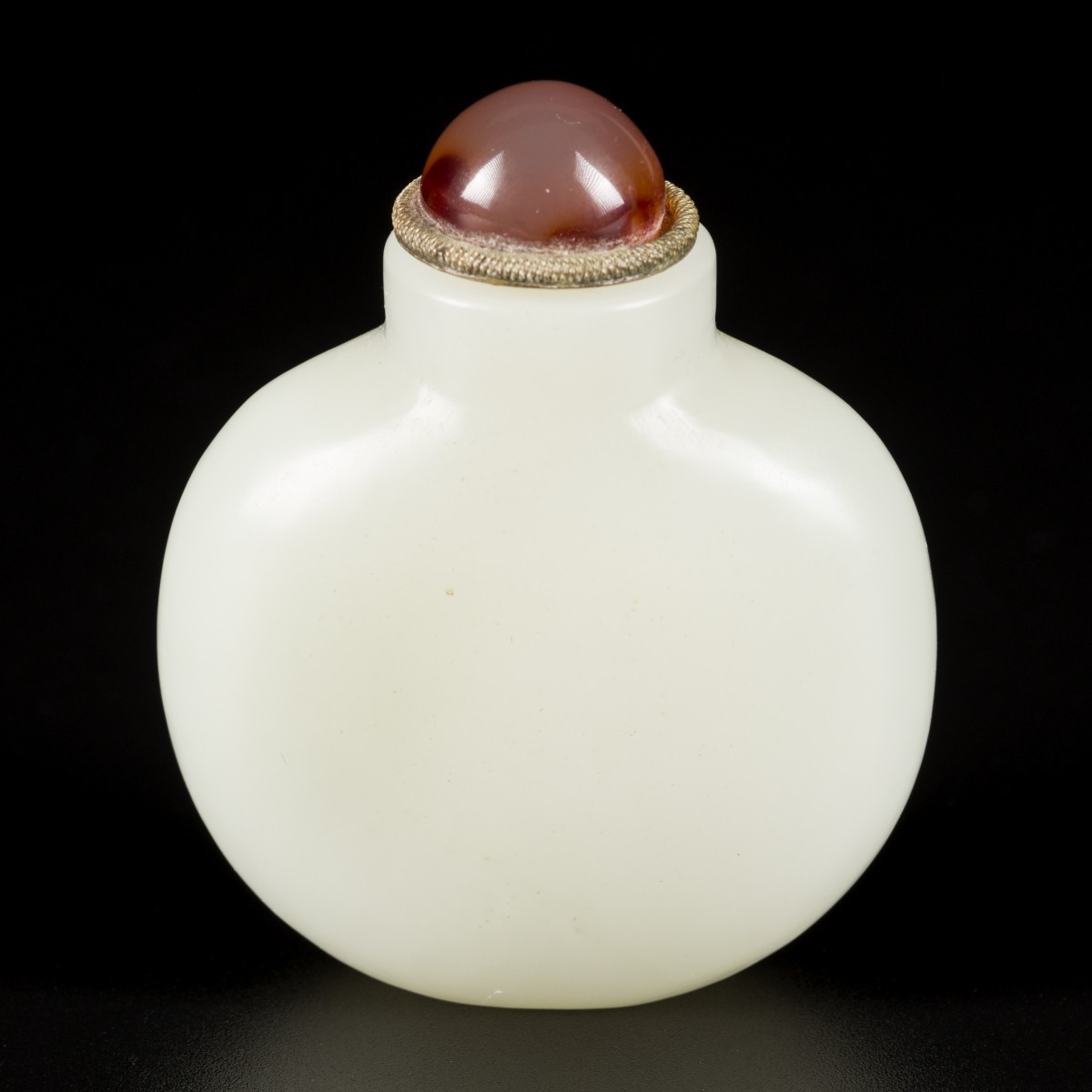 Een Hetian wit jade snuff bottle, bol model, China, 18e/19e eeuw.