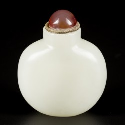 Een Hetian wit jade snuff bottle, bol model, China, 18e/19e eeuw.