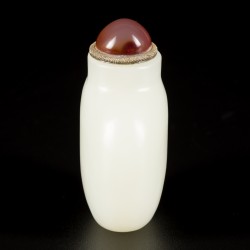 Een Hetian wit jade snuff bottle, bol model, China, 18e/19e eeuw.