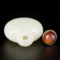 Een Hetian wit jade snuff bottle, bol model, China, 18e/19e eeuw.