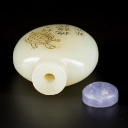Een Hetian jade snuff bottle gedecoreerd met een schildpad, China, 19e eeuw.