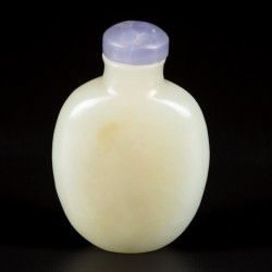 Een Hetian jade snuff bottle gedecoreerd met een schildpad, China, 19e eeuw.