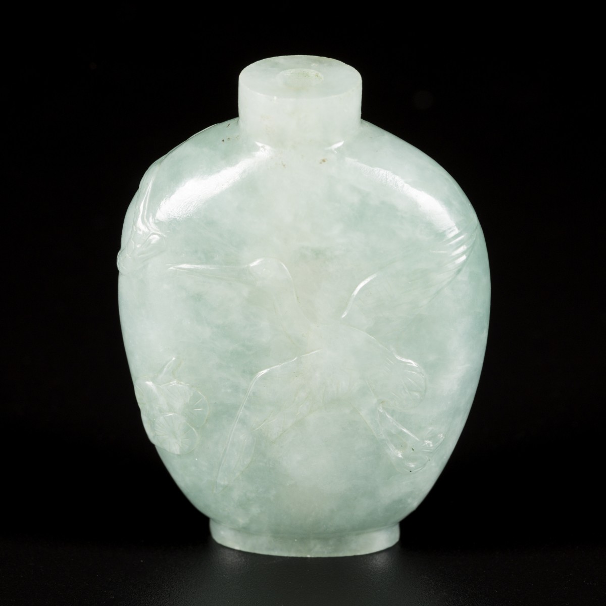 Een jadeiet snuff bottle gedecoreerd met kraanvogel en pinus, China, 1e helft 20 eeuw.