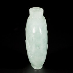 Een jadeiet snuff bottle gedecoreerd met kraanvogel en pinus, China, 1e helft 20 eeuw.
