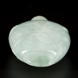 Een jadeiet snuff bottle gedecoreerd met kraanvogel en pinus, China, 1e helft 20 eeuw.