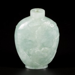 Een jadeiet snuff bottle gedecoreerd met kraanvogel en pinus, China, 1e helft 20 eeuw.