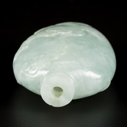 Een jadeiet snuff bottle gedecoreerd met kraanvogel en pinus, China, 1e helft 20 eeuw.