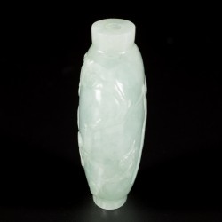 Een jadeiet snuff bottle gedecoreerd met kraanvogel en pinus, China, 1e helft 20 eeuw.
