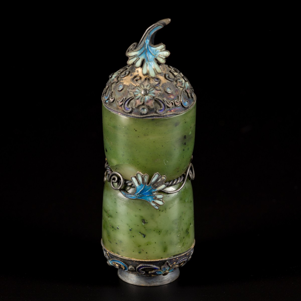 Een spinach-jade en zilver snuff bottle, China, 19e eeuw.