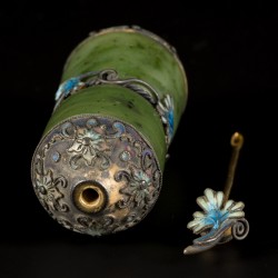 Een spinach-jade en zilver snuff bottle, China, 19e eeuw.