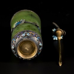 Een spinach-jade en zilver snuff bottle, China, 19e eeuw.