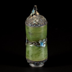 Een spinach-jade en zilver snuff bottle, China, 19e eeuw.
