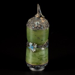 Een spinach-jade en zilver snuff bottle, China, 19e eeuw.