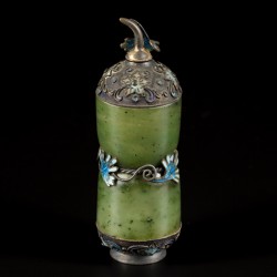 Een spinach-jade en zilver snuff bottle, China, 19e eeuw.