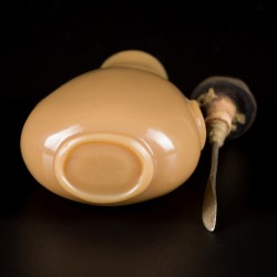 Een bruin glazen snuff bottle, fles model, China, 19e eeuw.