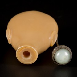 Een bruin glazen snuff bottle, fles model, China, 19e eeuw.