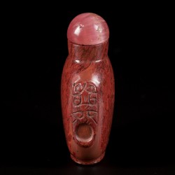 Een stenen snuff bottle met leeuwenkoppen, China, 1e helft 20e eeuw.