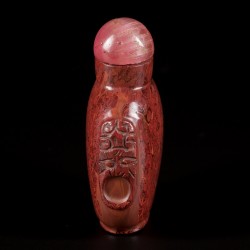 Een stenen snuff bottle met leeuwenkoppen, China, 1e helft 20e eeuw.