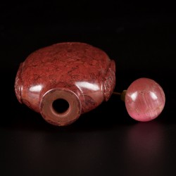 Een stenen snuff bottle met leeuwenkoppen, China, 1e helft 20e eeuw.