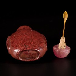 Een stenen snuff bottle met leeuwenkoppen, China, 1e helft 20e eeuw.