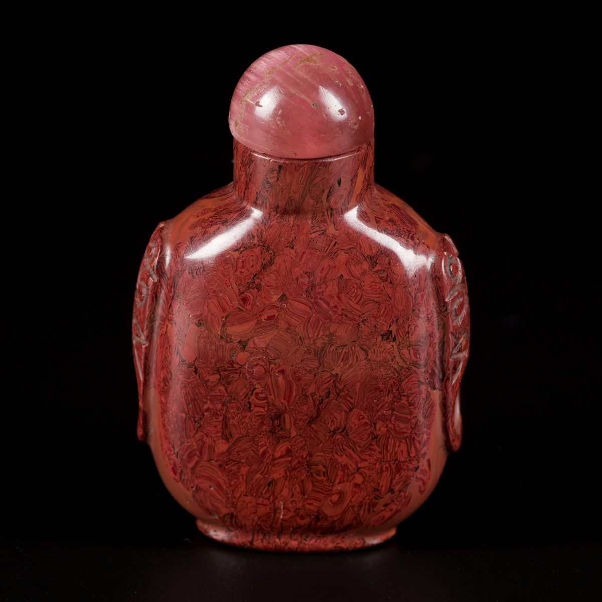 Een stenen snuff bottle met leeuwenkoppen, China, 1e helft 20e eeuw.