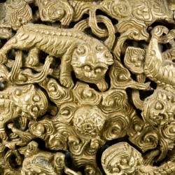 Een bronzen snuff bottle met beweegbaar Qiling decor, China, 19e eeuw.